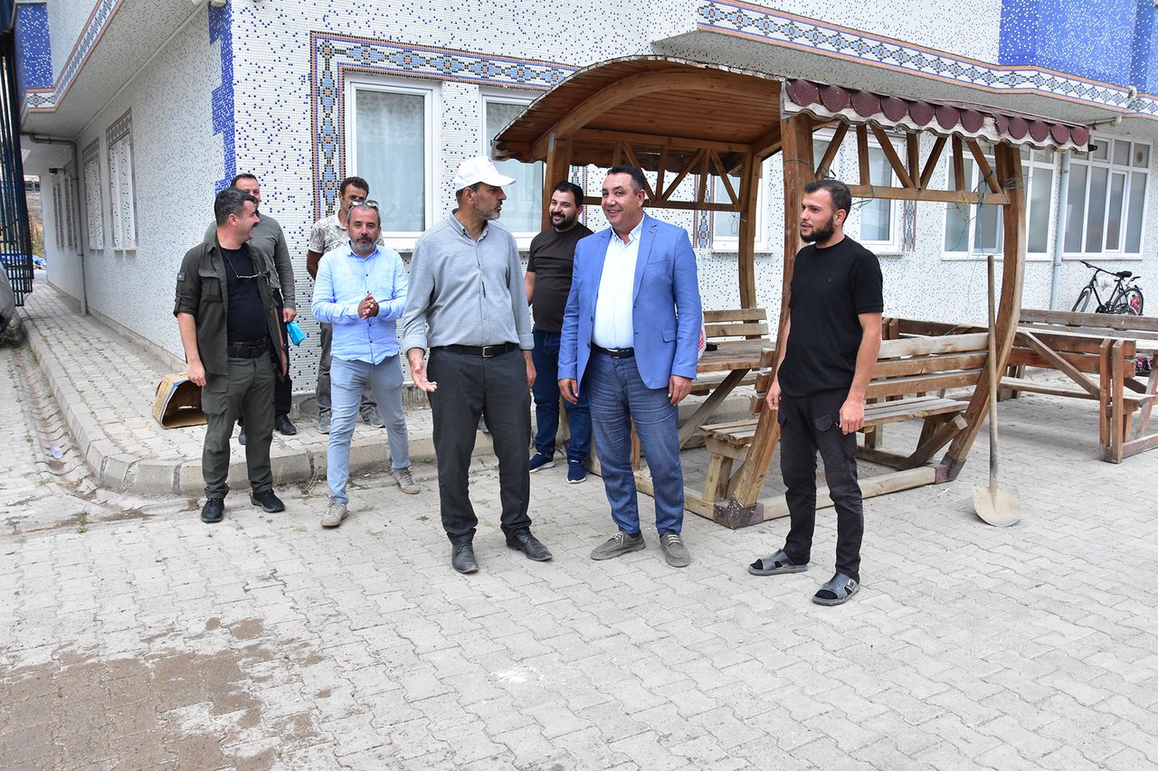 BAŞKANIMIZ, 15 ŞUBAT CADDESİNDE GERÇEKLEŞTİRİLEN ASFALTLAMA ÇALIŞMALARINI İNCELEDİ