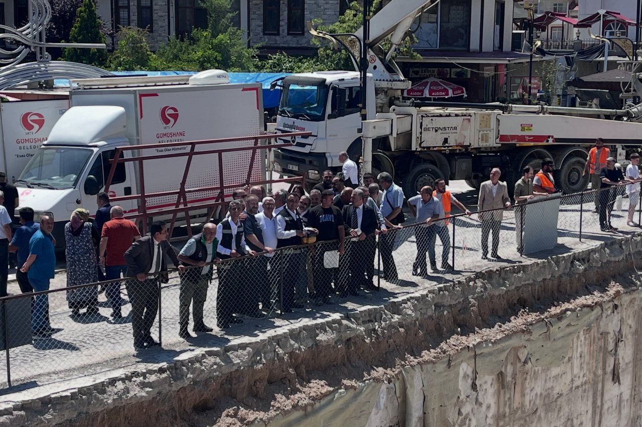 BAŞKANIMIZ, KENT MEYDANI VE 250 ARAÇLIK OTOPARK PROJEMİZİN TEMEL İLK HARCINI ATTI