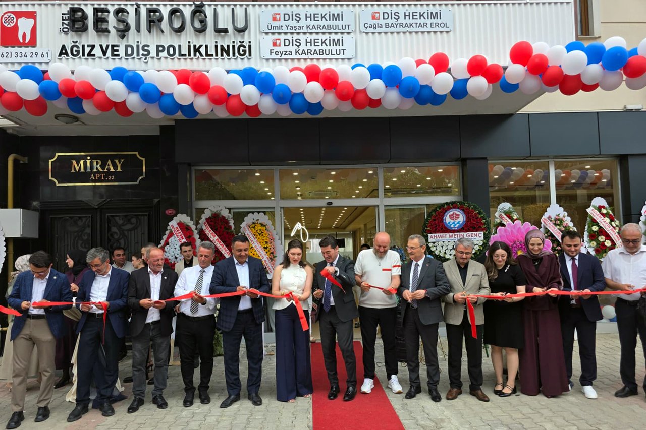 BAŞKANIMIZ, ÖZEL BEŞİROĞLU DİŞ POLİKLİNİĞİNİN AÇILIŞ PROGRAMINA KATILARAK AÇILIŞ KURDELESİNİ KESTİ