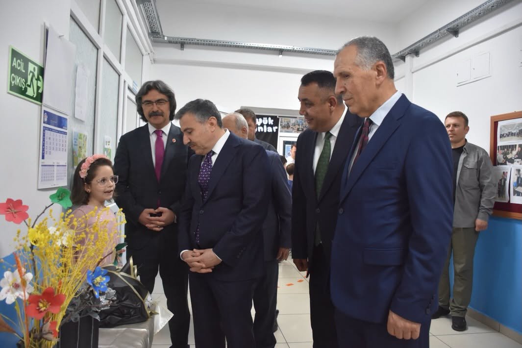 BAŞKANIMIZ, YUSUF ÇİFTÇİOĞLU İLKOKULUNDA DÜZENLENEN KARNE DAĞITIM TÖRENİNE KATILDI
