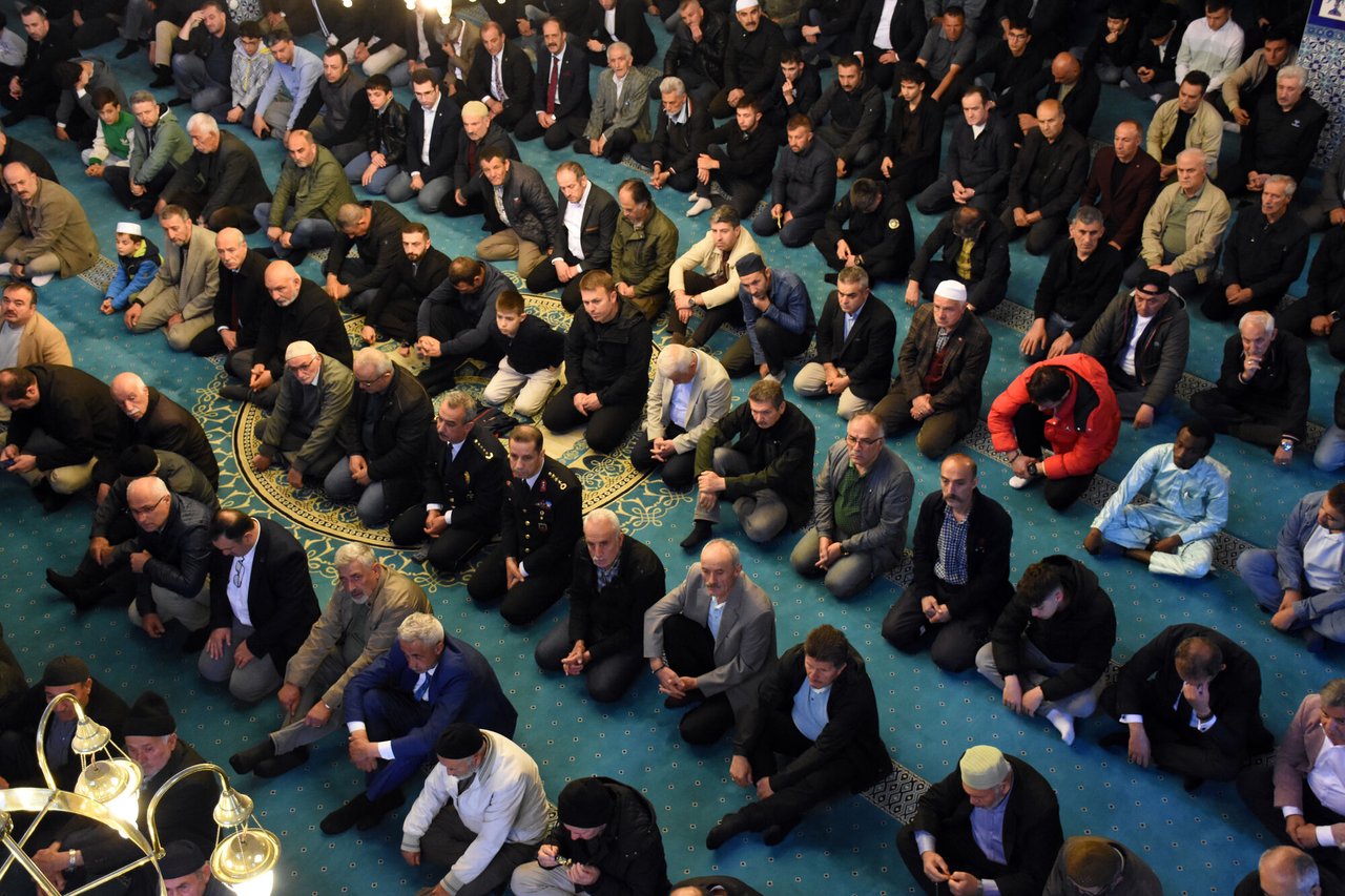 BAŞKANIMIZ, KURBAN BAYRAMI NAMAZINI KEMALİYE CAMİİNDE EDA ETTİ VATANDAŞLARIMIZLA BAYRAMLAŞTI