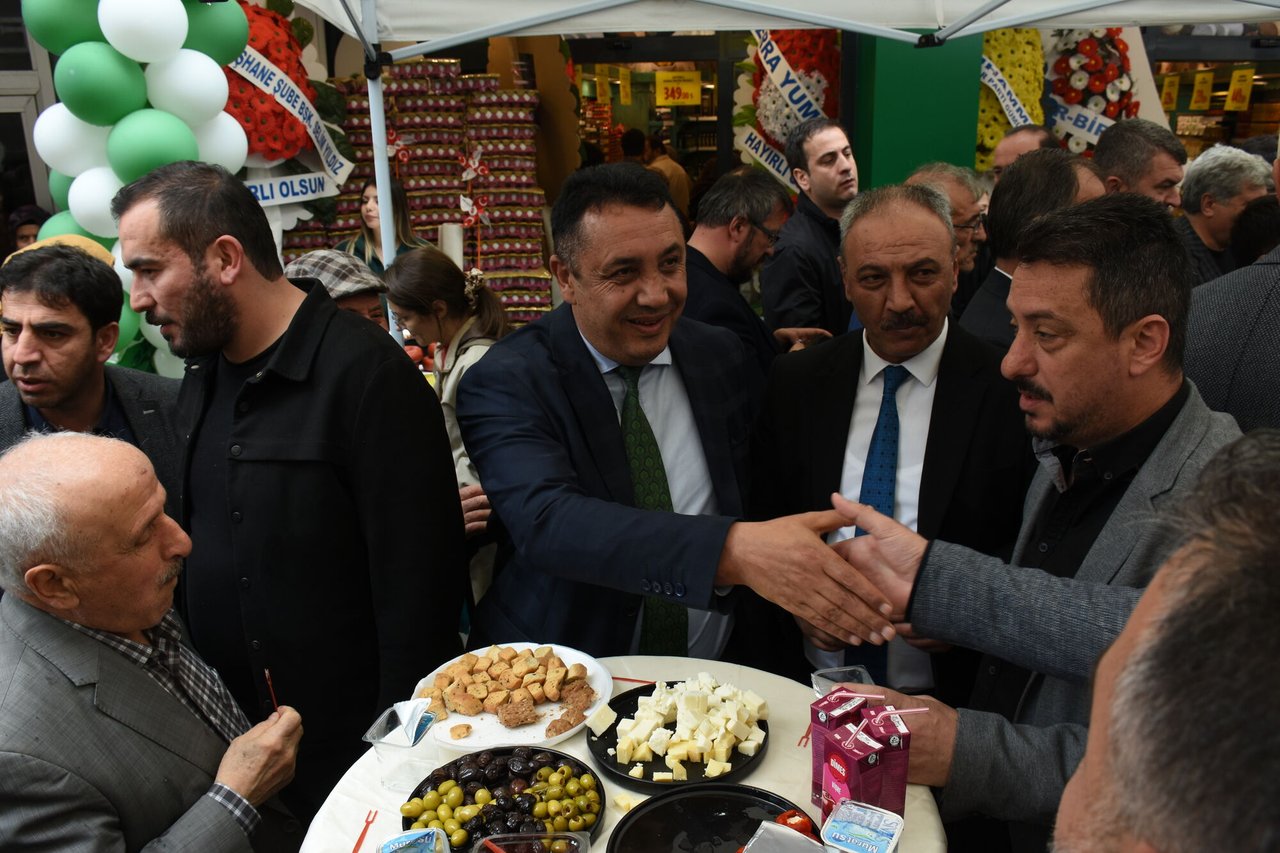 BAŞKANIMIZ, PEYNİRCİ BABA FİRMASININ İLİMİZDE 182. ŞUBESİNİN AÇILIŞ KURDELESİNİ KESTİ