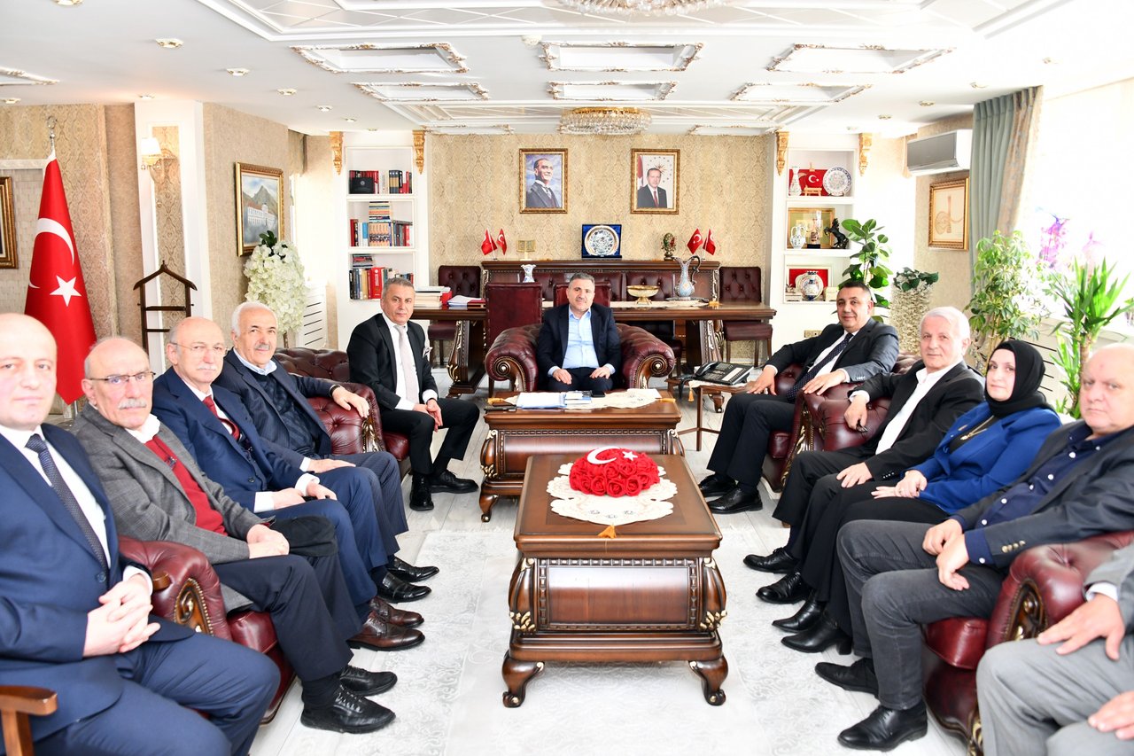 BAŞKANIMIZ VALİMİZ SAYIN CEVDET ATAY’I MAKAMINDA ZİYARET ETTİ, MİSAFİR AĞIRLADI