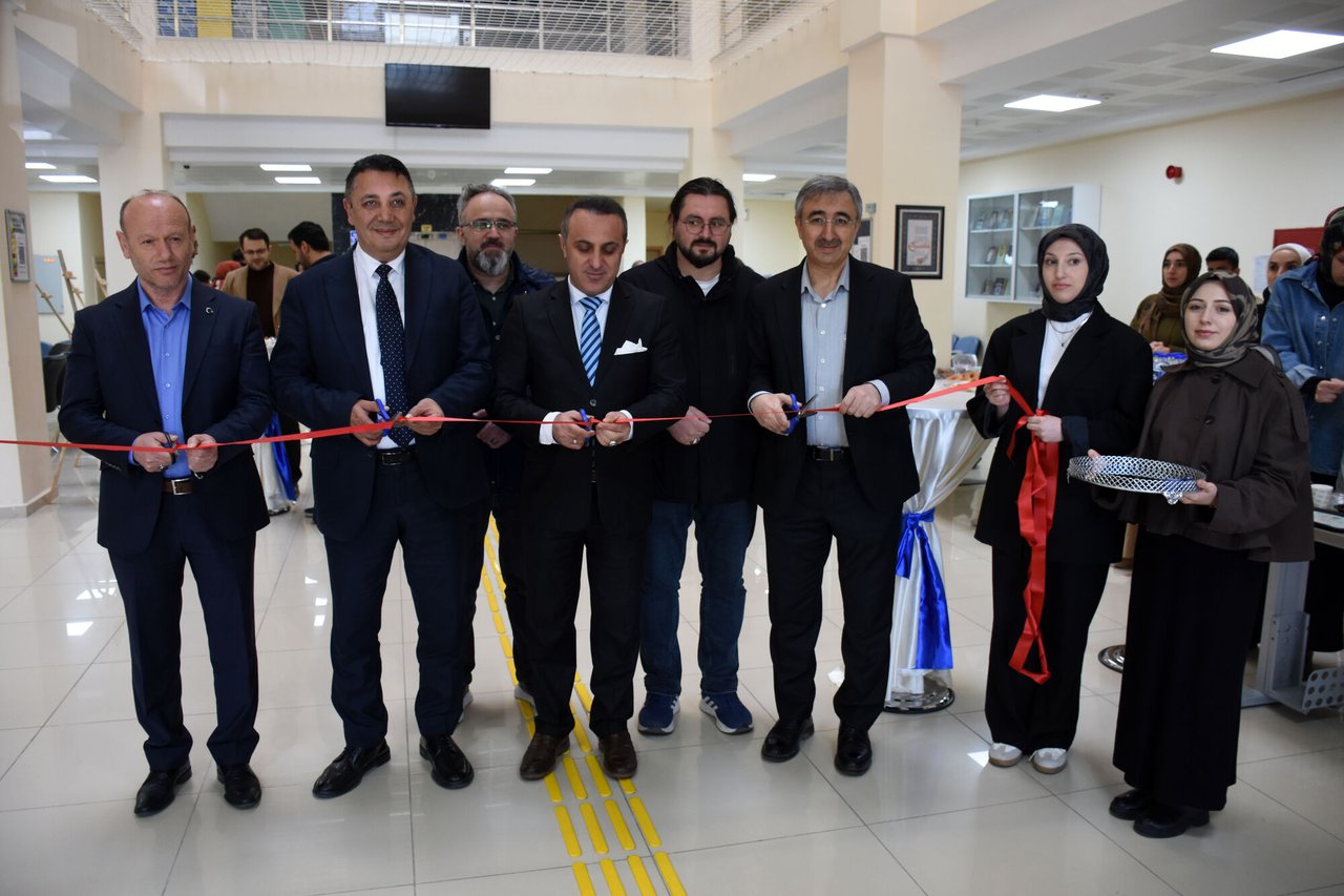BAŞKANIMIZ, İLAHİYAT FAKÜLTESİ DERNEĞİNİN DÜZENLEDİĞİ KERMES ETKİNLİĞİNİN AÇILIŞ KURDELESİNİ KESTİ