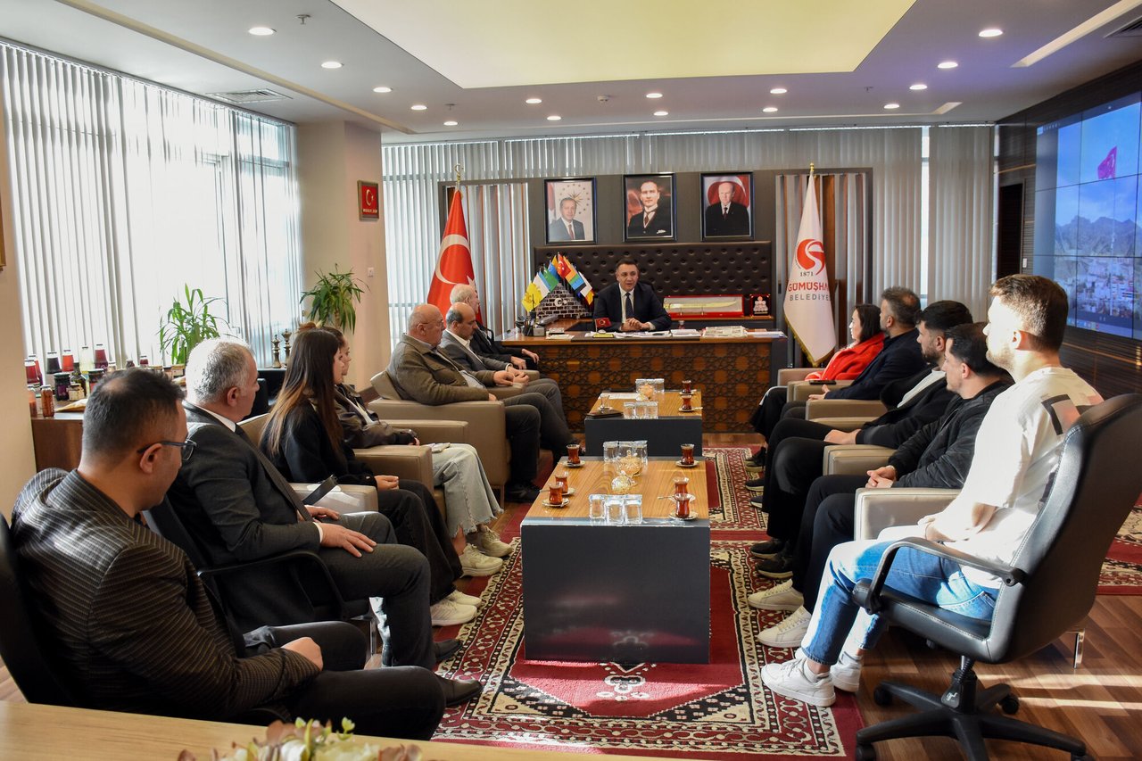 BAŞKANIMIZ, “KENT REHBERİ İLE KAMPÜSTE FOTOĞRAF YARIŞMASI”NDA DERECEYE GİREN ÖĞRENCİLERİMİZE ÖDÜLLERİNİ TAKDİM ETTİ