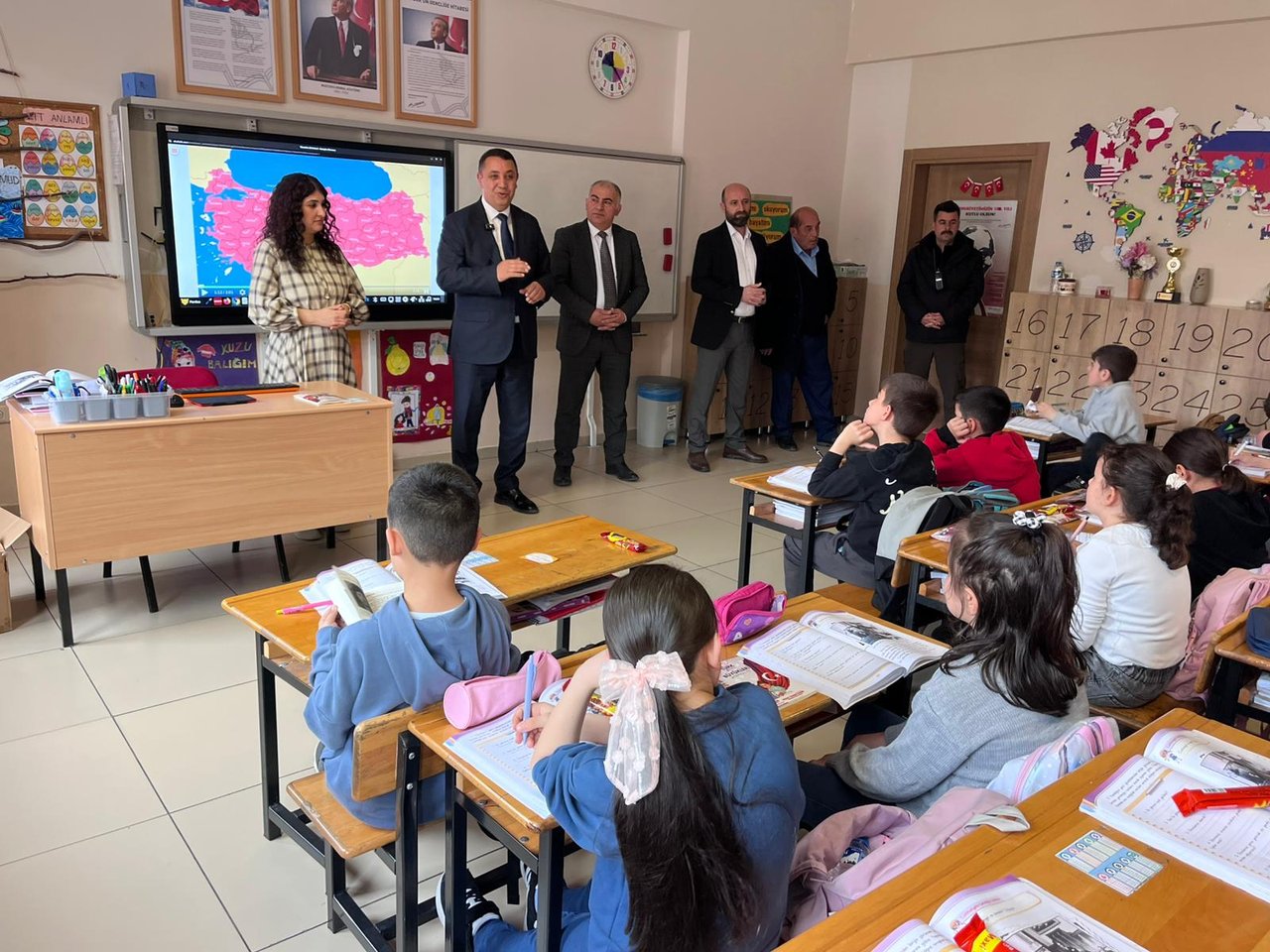 GÜMÜŞHANE BELEDİYE BAŞKANI VEDAT SONER BAŞER, AYSIN RAFET ATAÇ İLKOKULU 3/B SINIFININ KONUĞU OLDU
