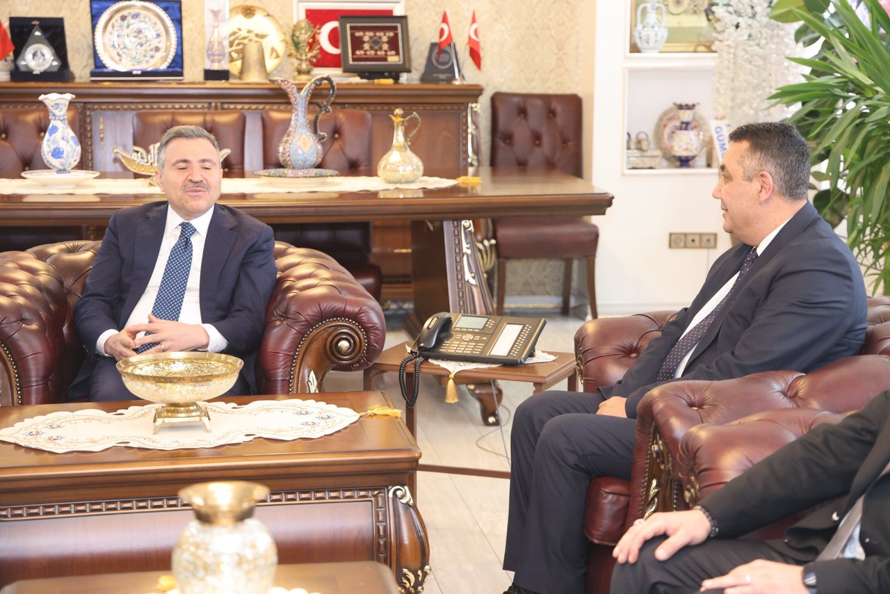 BAŞKANIMIZ, GÜMÜŞHANE VALİLİĞİ GÖREVİNE ATANAN SAYIN CEVDET ATAY’I VALİLİK BİNASI ÖNÜNDE KARŞILADI
