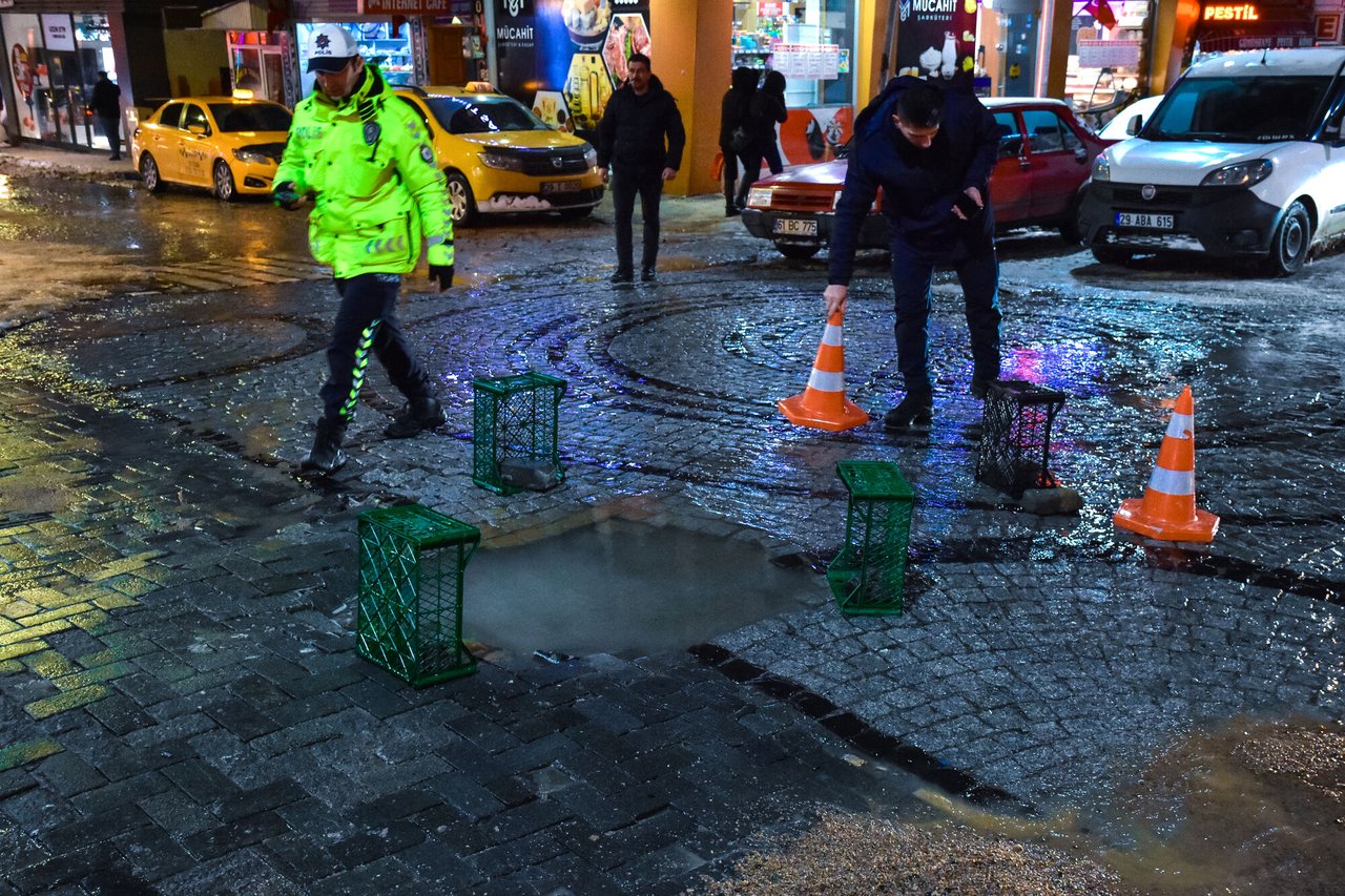 ATATÜRK CADDESİ VAKIFBANK ÖNÜNDE ANA SU ŞEBEKE ARIZASINA, HIZLI BİR ŞEKİLDE MÜDAHALE EDİLDİ