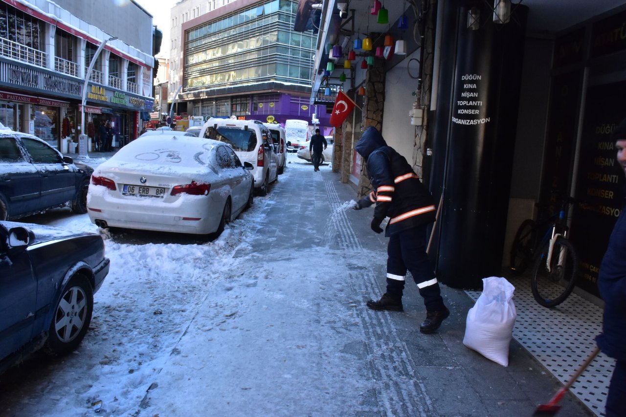 BELEDİYE EKİPLERİMİZ, ULAŞIMININ AKSAMAMASI İÇİN YOĞUN BİR ŞEKİLDE ÇALIŞIYOR