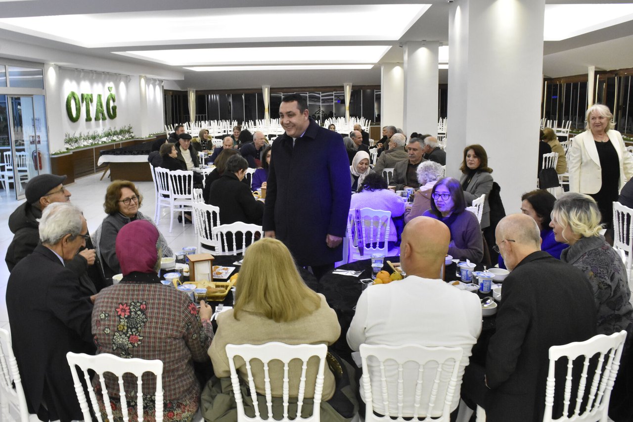 BAŞKANIMIZ, AKÇAY’IN AİLESİNİN VEDA YEMEĞİNE KATILDI, SAHİBİNDEN KOMEDİ ADLI TİYATRO OYUNUNU İZLEDİ