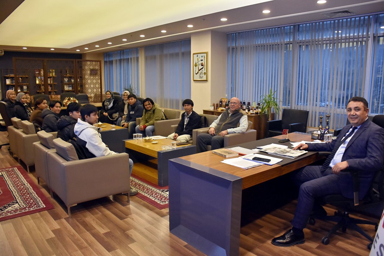 BAŞKANIMIZ, ENDONEZYALI ÜNİVERSİTE ÖĞRENCİLERİNİ MAKAMINDA AĞIRLADI