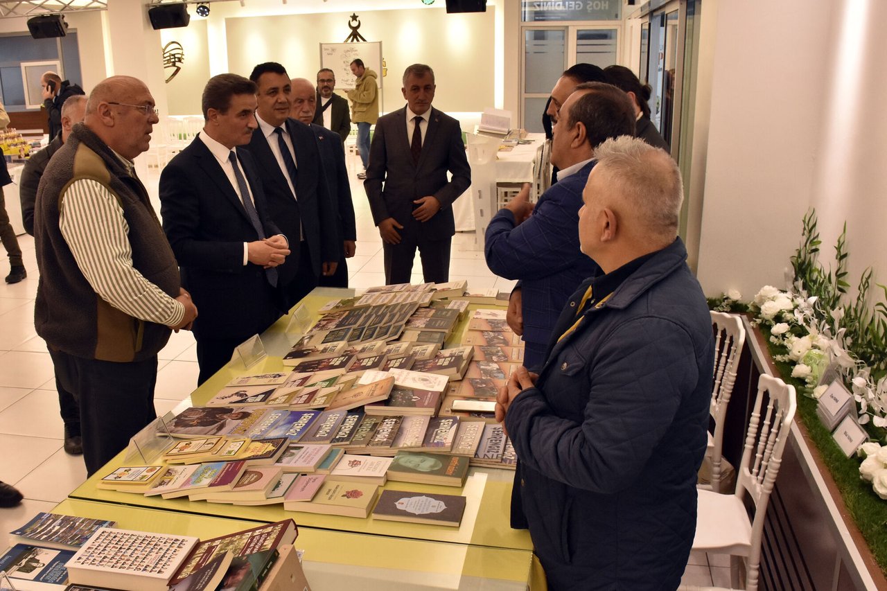 BAŞKANIMIZ, VALİMİZ SAYIN AYDIN BARUŞ İLE FUAR ALANINDA YAYINEVLERİ VE YAZARLARLA BİR ARAYA GELDİ