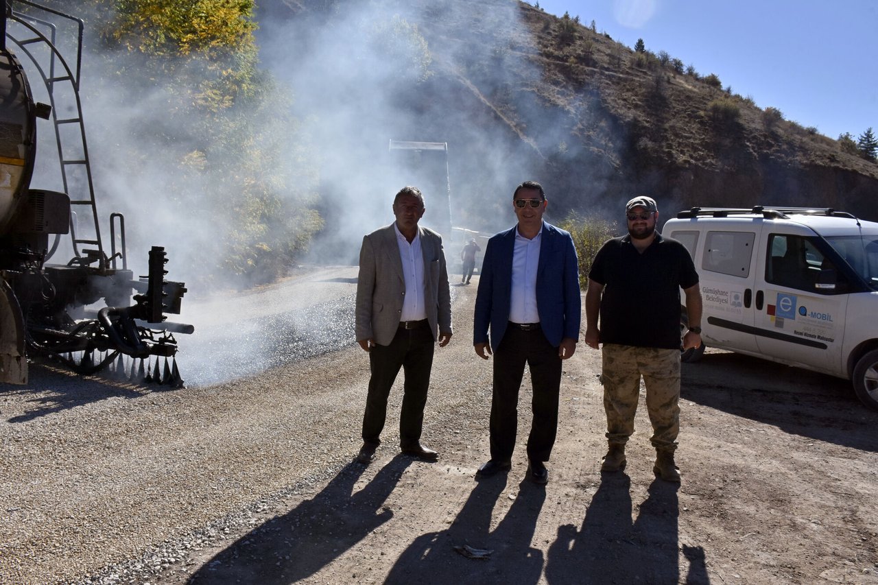 BAŞKANIMIZ, AKÇAKALE MAHALLEMİZDE YÜRÜTÜLEN ASFALTLAMA ÇALIŞMALARINI YERİNDE İNCELEDİ
