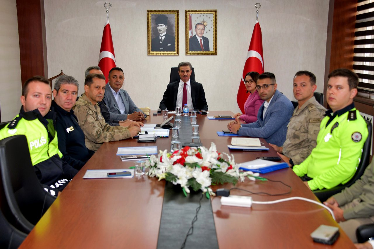 BAŞKANIMIZ, KARAYOLU TRAFİK GÜVENLİĞİ TOPLANTISINA KATILDI ASFALT VE PARKE ÇALIŞMALARINI İNCELEDİ