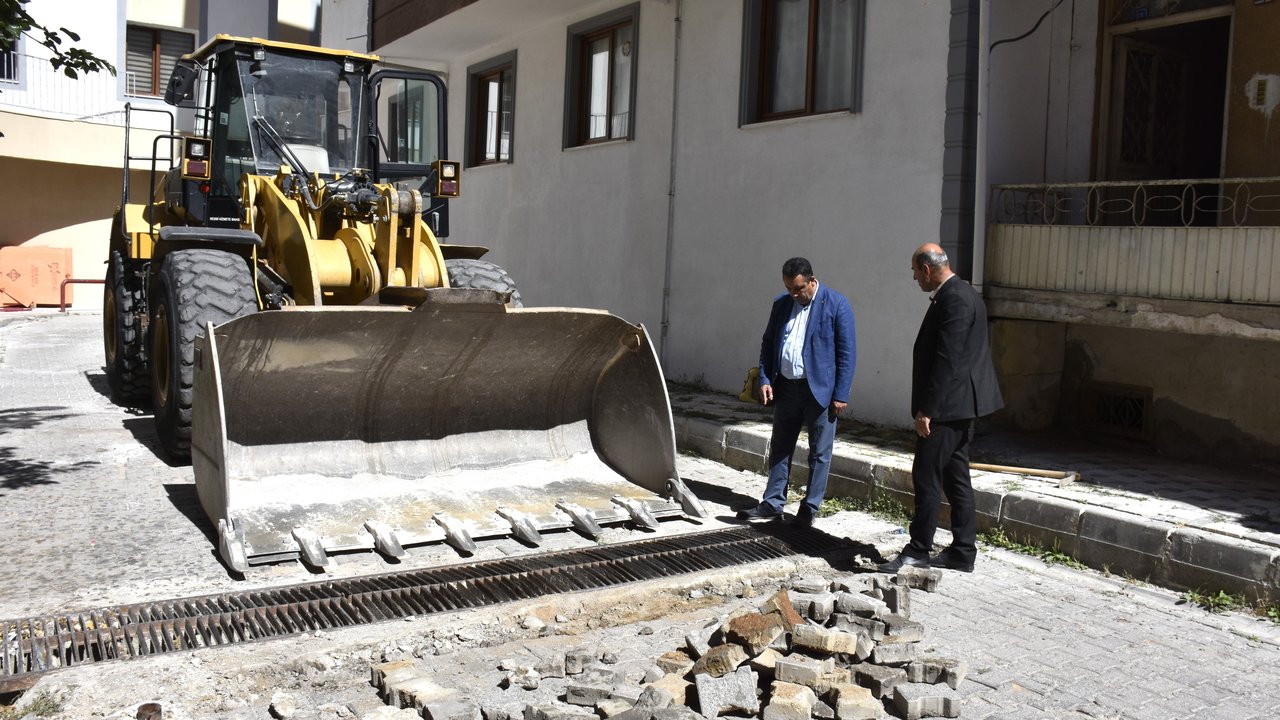 BAŞKANIMIZ, HARŞİT SOKAK’TA PARKE TAŞI SÖKÜM ÇALIŞMALARINI İNCELEDİ