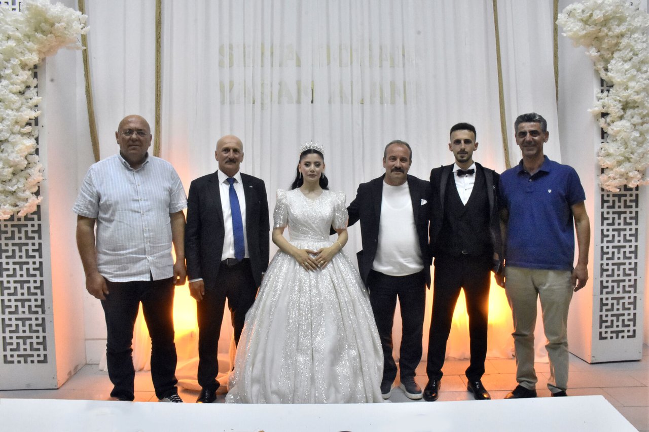 BELEDİYE BAŞKAN YARDIMCIMIZ NECATİ YILMAZ, NAZLI YILDIZ VE EMİRHAN KURAL’IN DÜĞÜN MERASİMİNE KATILDI