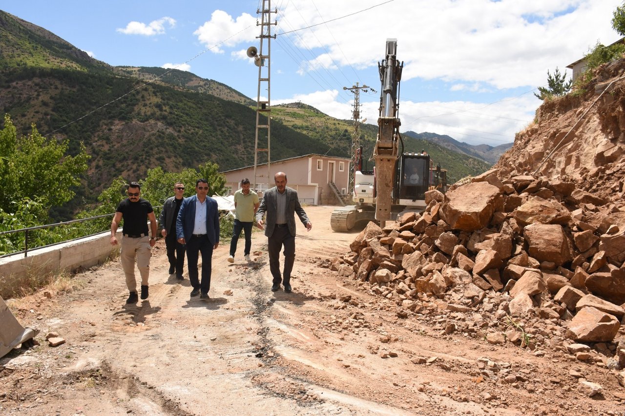BAŞKANIMIZ, AHMET ZİYAÜDDİN CADDESİNDE ASFALT ÇALIŞMALARINI YERİNDE İNCELEDİ