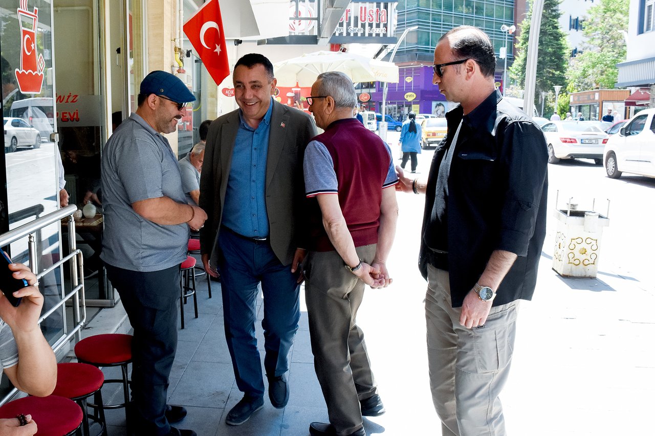 BAŞKANIMIZ, ATATÜRK CADDESİ VE 15 TEMMUZ ZAFER MEYDANINDA ESNAF VE VATANDAŞLARIMIZLA HASBİHÂL ETTİ