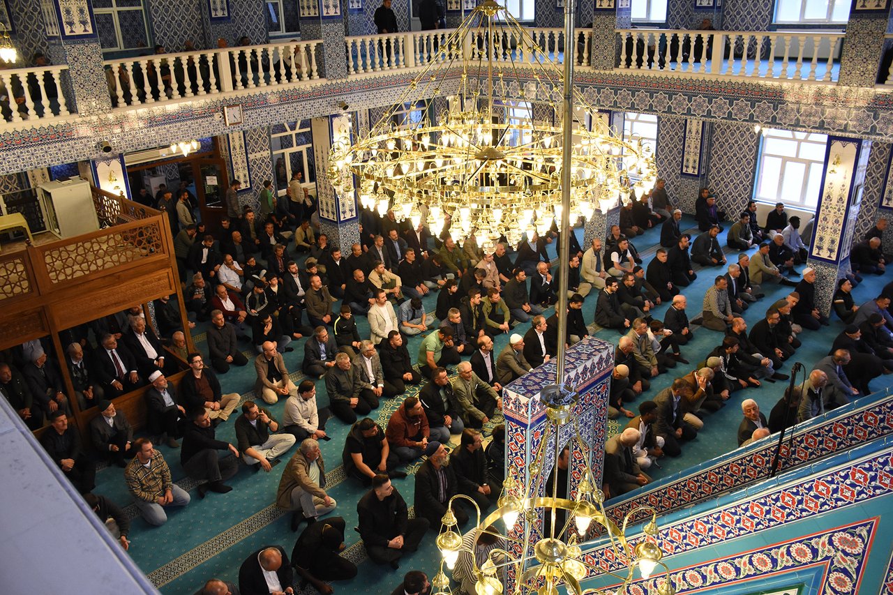 BAŞKANIMIZ, BAYRAM NAMAZIMIZI KEMALİYE CAMİ’SİNDE EDA EDEREK HEMŞEHRİLERİMİZLE BAYRAMLAŞTI