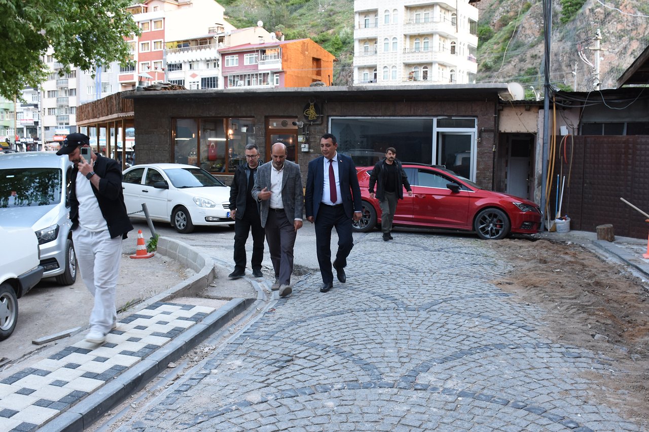 BAŞKANIMIZ, KALDIRIM YENİLEME ÇALIŞMALARIMIZI İNCELEDİ, VATANDAŞLARIMIZLA HASBİHAL ETTİ