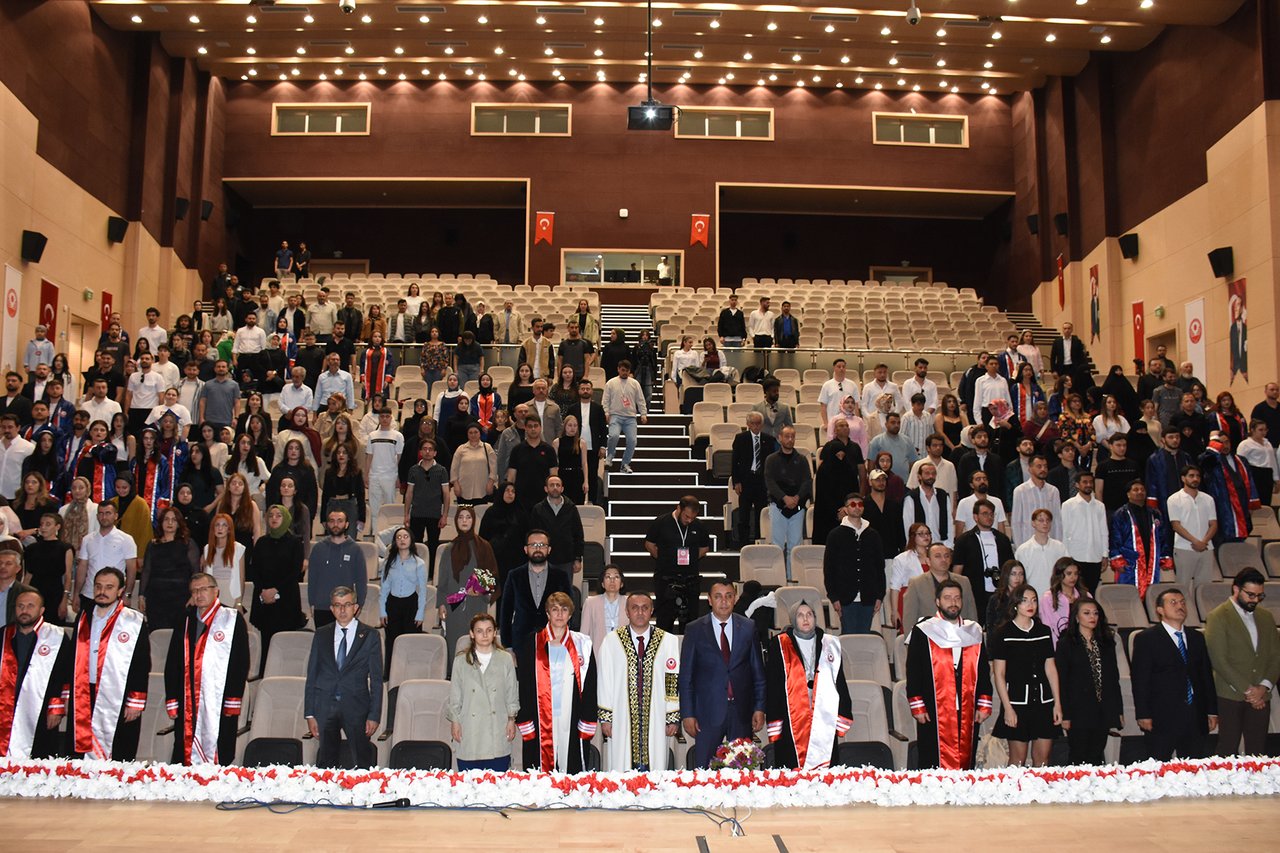 BAŞKANIMIZ, GŞÜ İLETİŞİM VE TURİZM FAKÜLTELERİNİN MEZUNİYET TÖRENLERİNE KATILDI