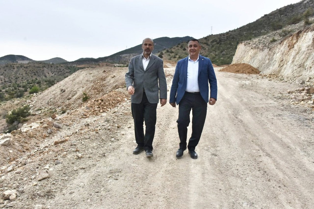 BAŞKANIMIZ, İNÖNÜ MAHALLESİ FİDANLIK KÜME EVLERİ BÖLGESİNDE DEVAM EDEN YOL ÇALIŞMALARINI İNCELEDİ