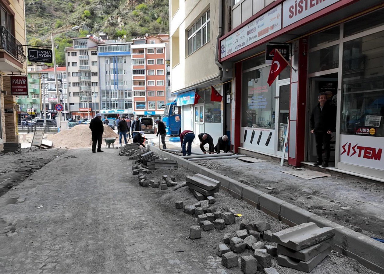 BAŞKANIMIZ, HÜRRİYET CADDESİ'NDE KALDIRIM YENİLEME VE GENİŞLETME ÇALIŞMALARINI İNCELEDİ