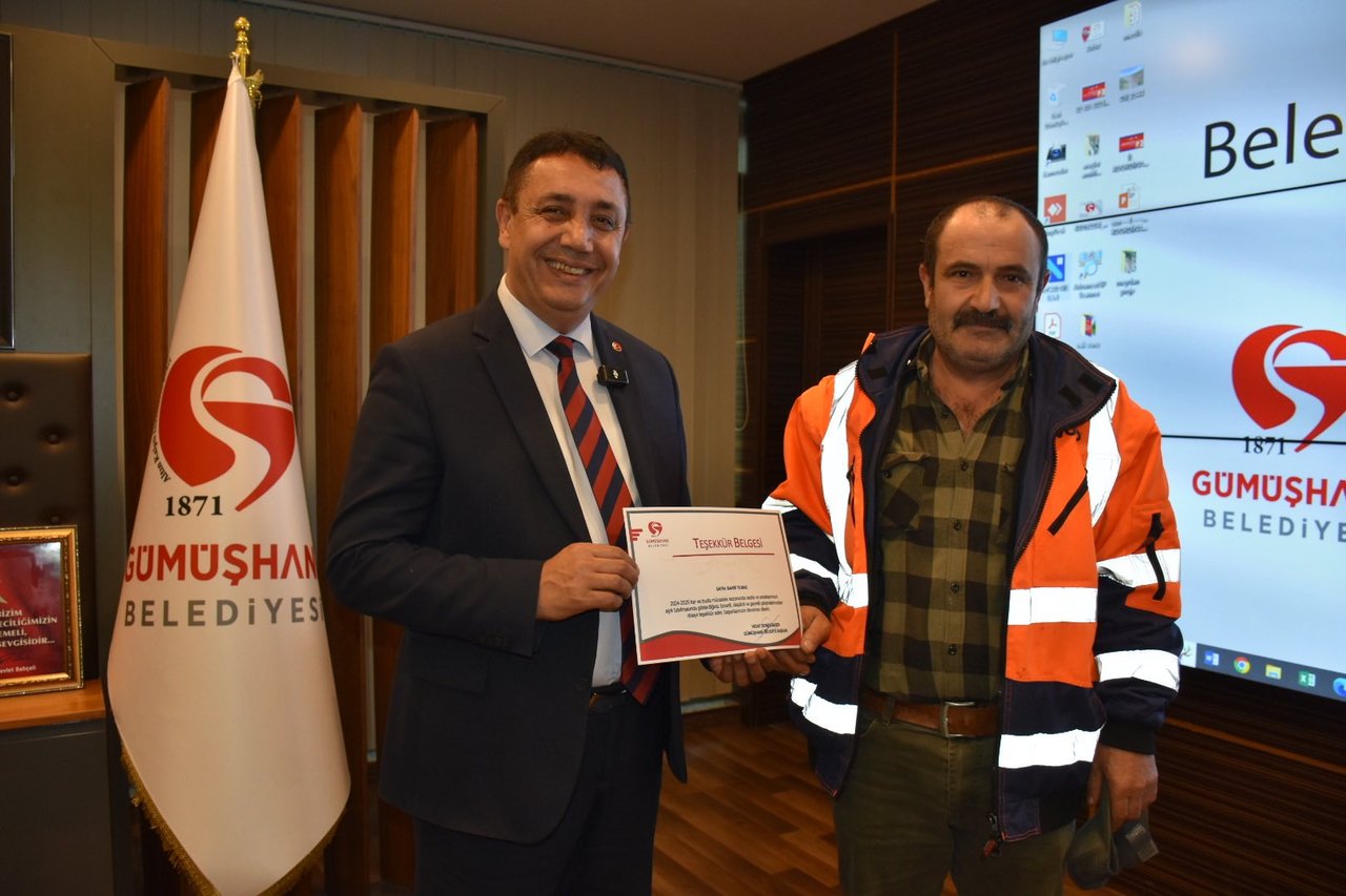 BAŞKANIMIZ, KAR YAĞIŞI SÜRECİNDE GÖREV YAPAN PERSONELİMİZE TEŞEKKÜR BELGELERİNİ TAKDİM ETTİ