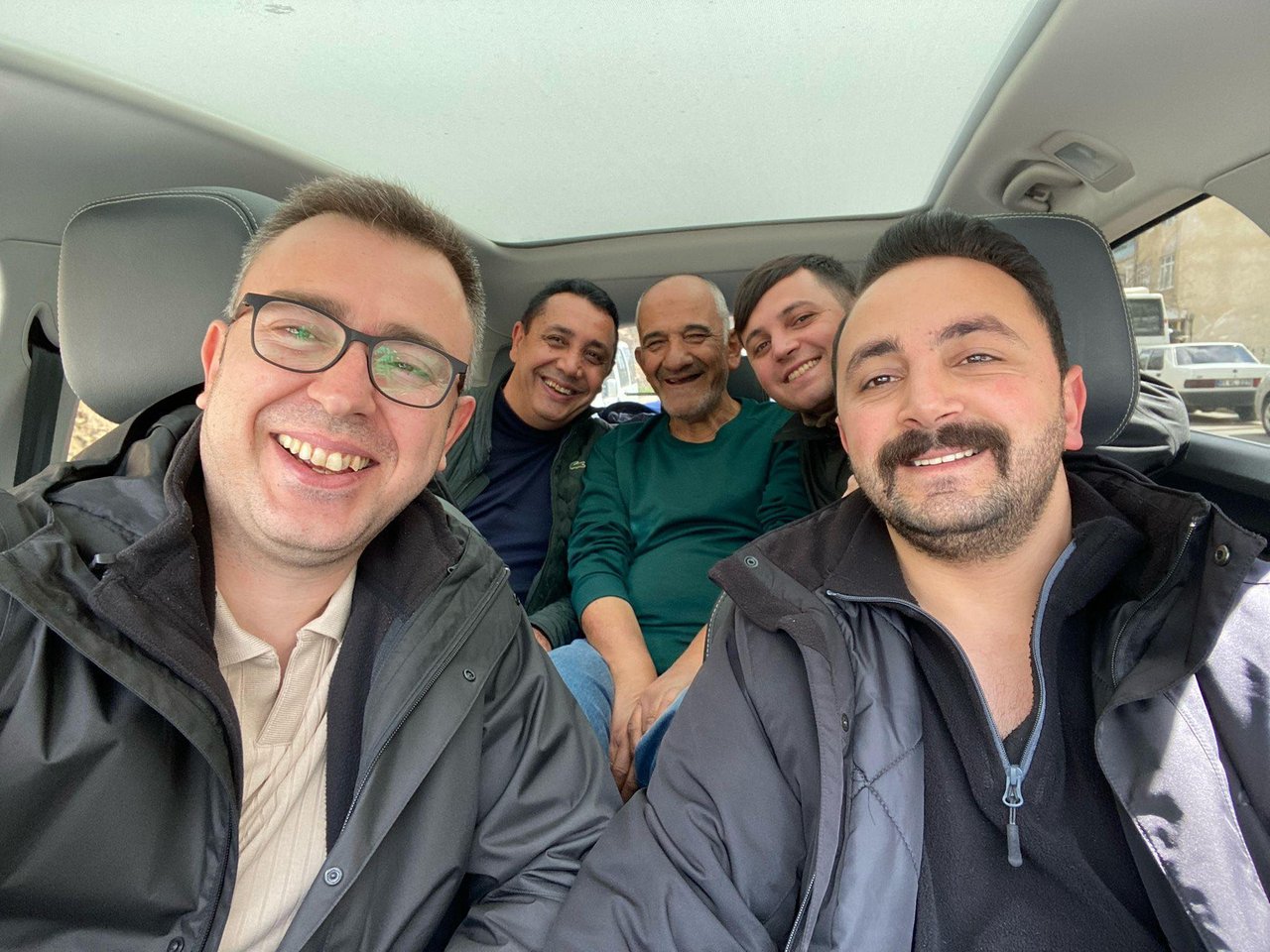 ŞEHRİMİZİN KIYMETLİSİ, GÖNÜL İNSANI HAMDİ BABA İLE BİRLİKTE MESAİMİZE TEBESSÜMLE DEVAM EDİYORUZ