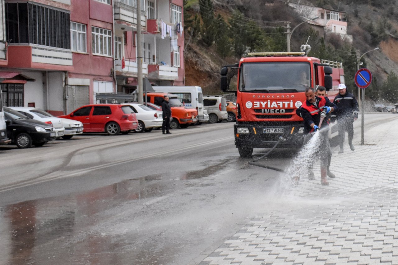 BAŞKANIMIZ, YOL TEMİZLEME VE YIKAMA ÇALIŞMALARINI YERİNDE İNCELEDİ VATANDAŞLARIMIZLA HASBİHAL ETTİ