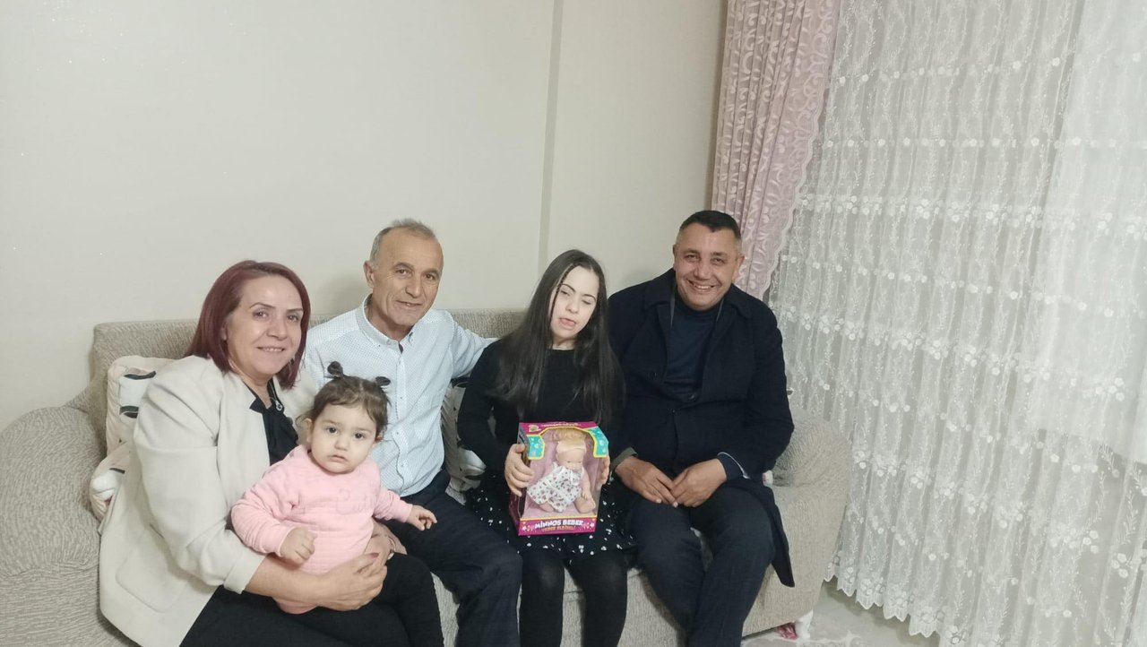 BAŞKANIMIZ, İLİMİZİN SAKİNLERİNİ KAPI KAPI ZİYARET EDİP, HANELERİNE MİSAFİR OLMAYA DEVAM EDİYOR