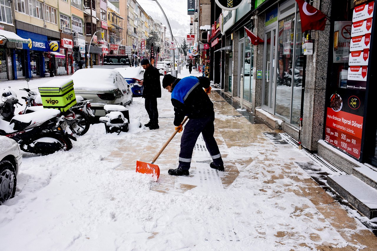 BELEDİYE EKİPLERİMİZ KAR KÜREME, YOL AÇMA VE TUZLAMA ÇALIŞMALARINA DEVAM EDİYOR