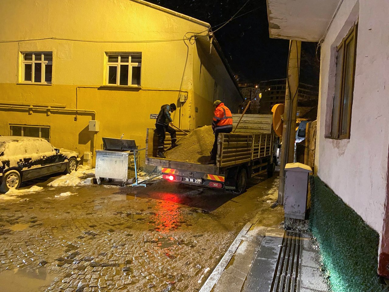 BELEDİYE EKİPLERİMİZ, BUZLANMALARA KARŞI TUZLAMA ÇALIŞMALARINA ARALIKSIZ BİR ŞEKİLDE DEVAM EDİYOR