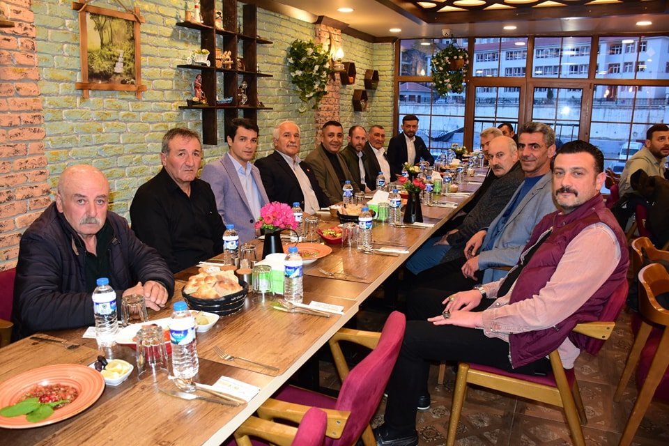BAŞKANIMIZ, MERKEZ MAHALLE MUHTARLARIMIZLA AYNI İFTAR SOFRASINDA BİR ARAYA GELDİ