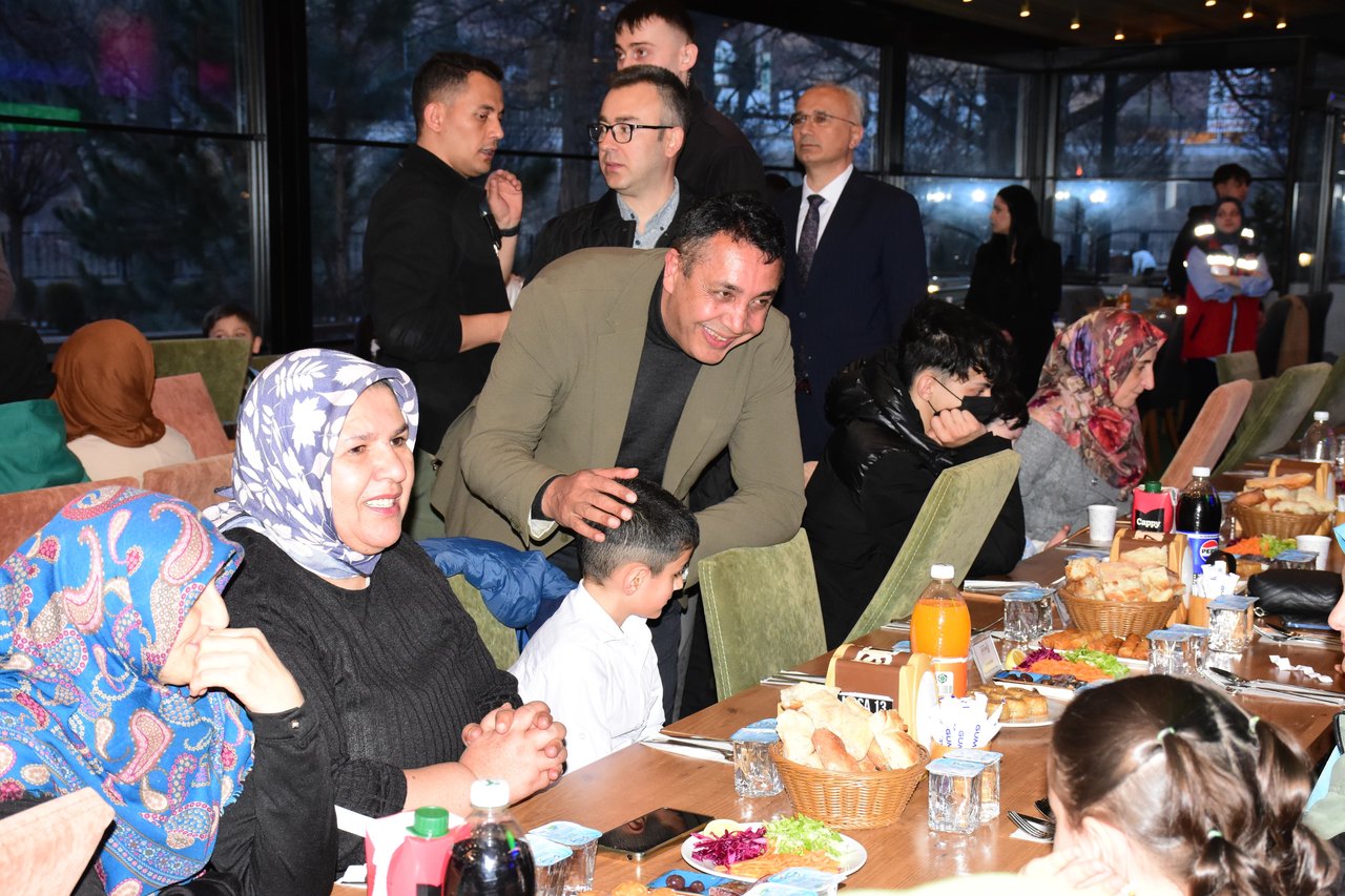 BAŞKANIMIZ, DÜNYA YETİMLER GÜNÜ VESİLESİYLE VALİLİĞİMİZİN HİMAYELERİNDEKİ İFTAR PROGRAMINA KATILDI