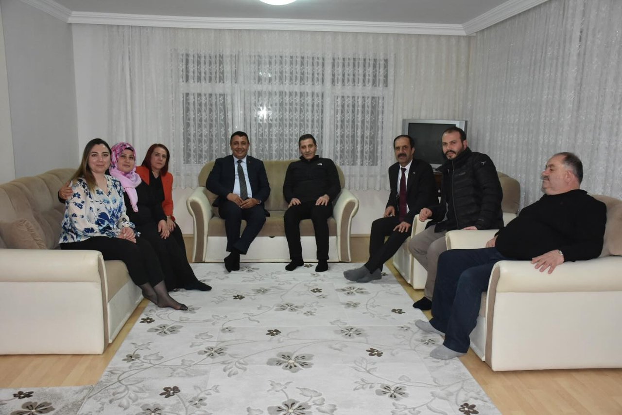 BAŞKANIMIZ, ŞEHİT MURAT AKÇAY’IN BİZLERE EMANETİ OLAN KIYMETLİ AİLESİNE ZİYARETTE BULUNDU