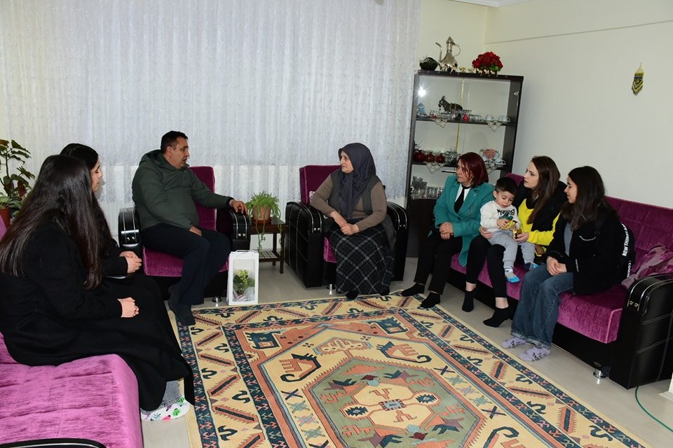 BAŞKANIMIZ, 8 MART DÜNYA KADINLAR GÜNÜ MÜNASEBETİYLE KURT, YILMAZ VE DEMİR AİLELERİNİ ZİYARET ETTİ