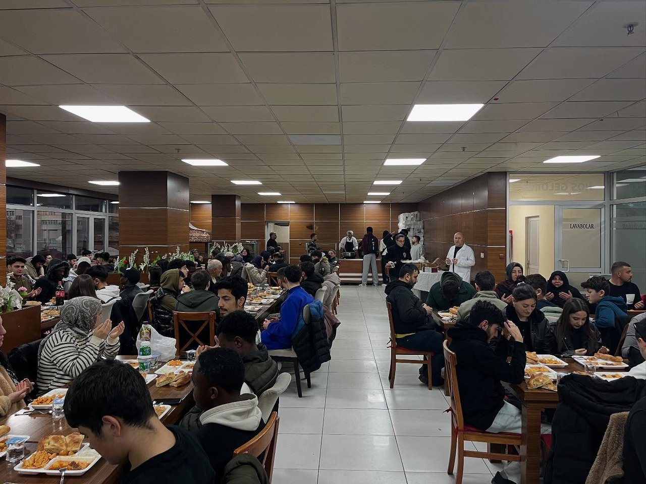 BAŞKANIMIZ, RAMAZAN AYININ BEREKETİNDE HEMŞEHRİLERİMİZLE AYNI SOFRADA BULUŞARAK İFTAR AÇTI
