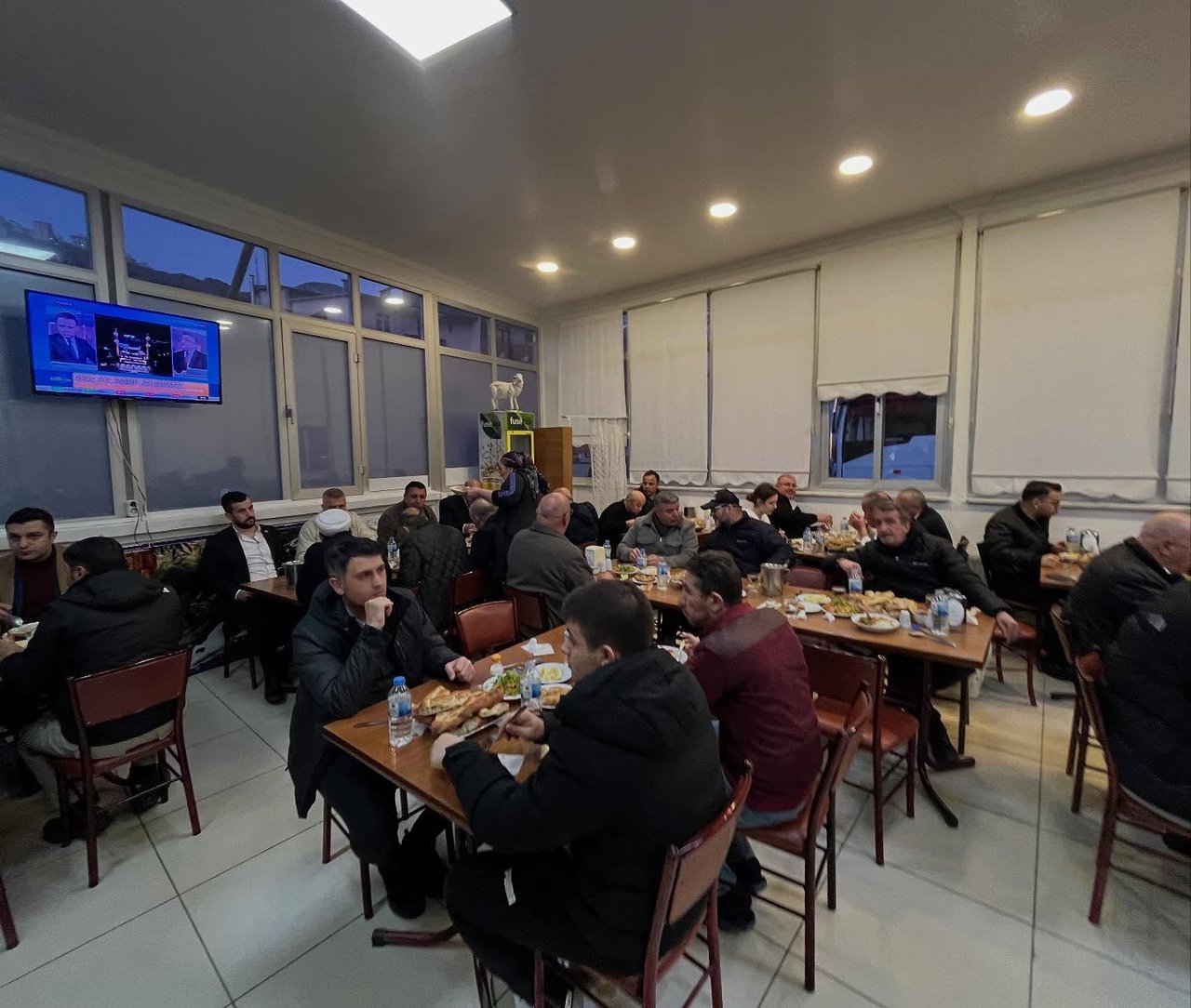 BAŞKANIMIZ, OTOGAR ESNAFI VE YOLCULUK İÇİN BEKLEYEN VATANDAŞLARIMIZ İLE İFTAR YAPTI