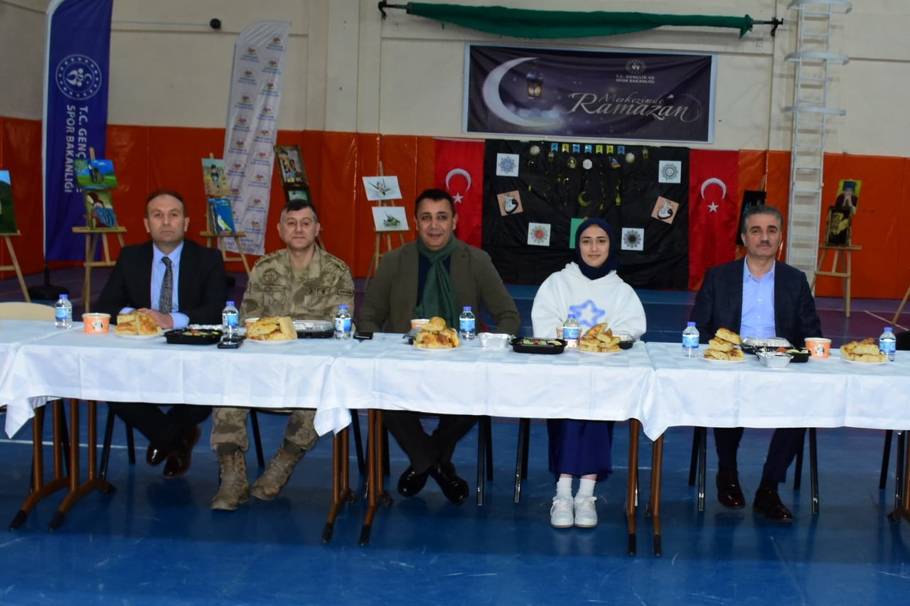 BAŞKANIMIZ, GENÇLİK MERKEZİNDE DÜZENLENEN İFTAR PROGRAMINA KATILDI