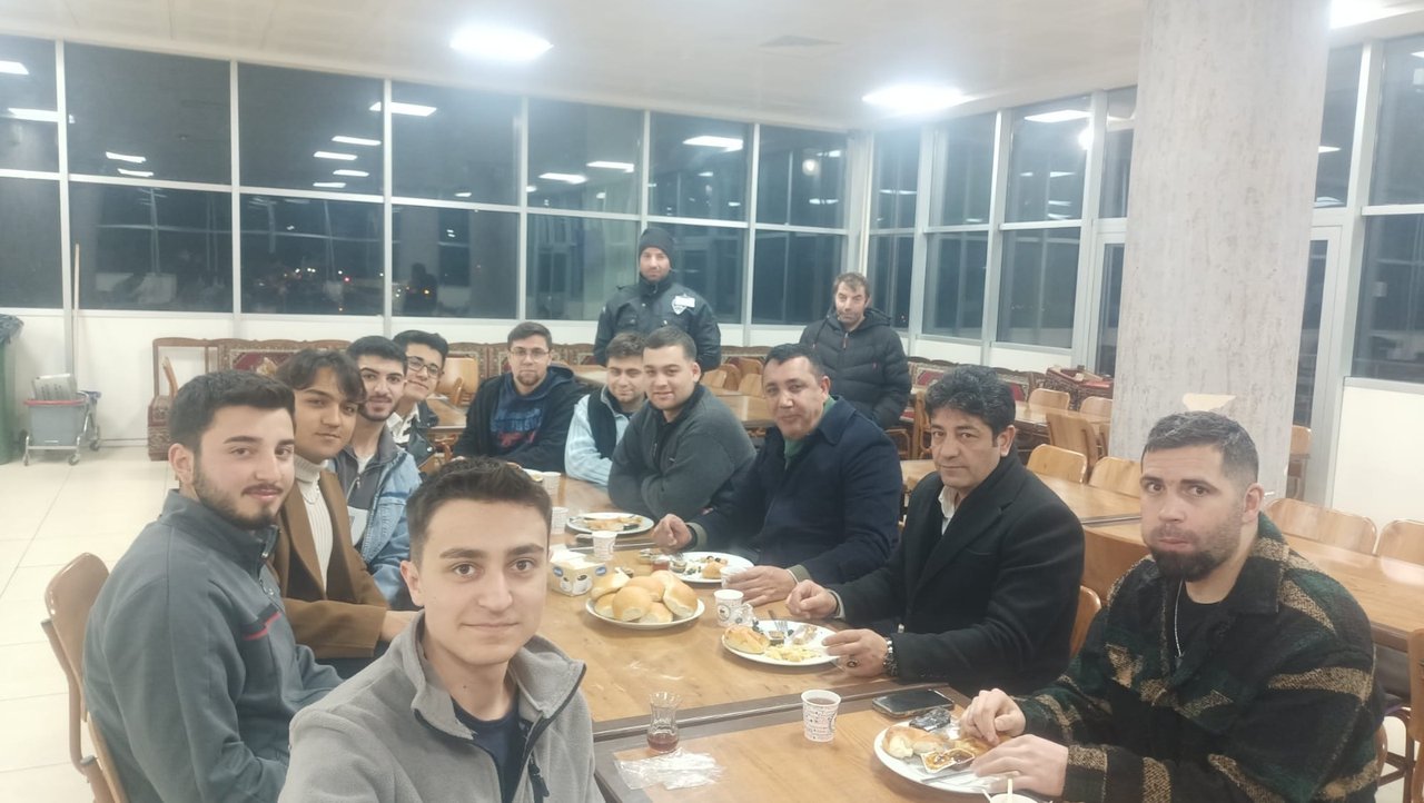 BAŞKANIMIZ, KYK ERKEK ÖĞRENCİ YURDUNU ZİYARET EDEREK ÖĞRENCİLERİMİZLE SAHUR YAPTI