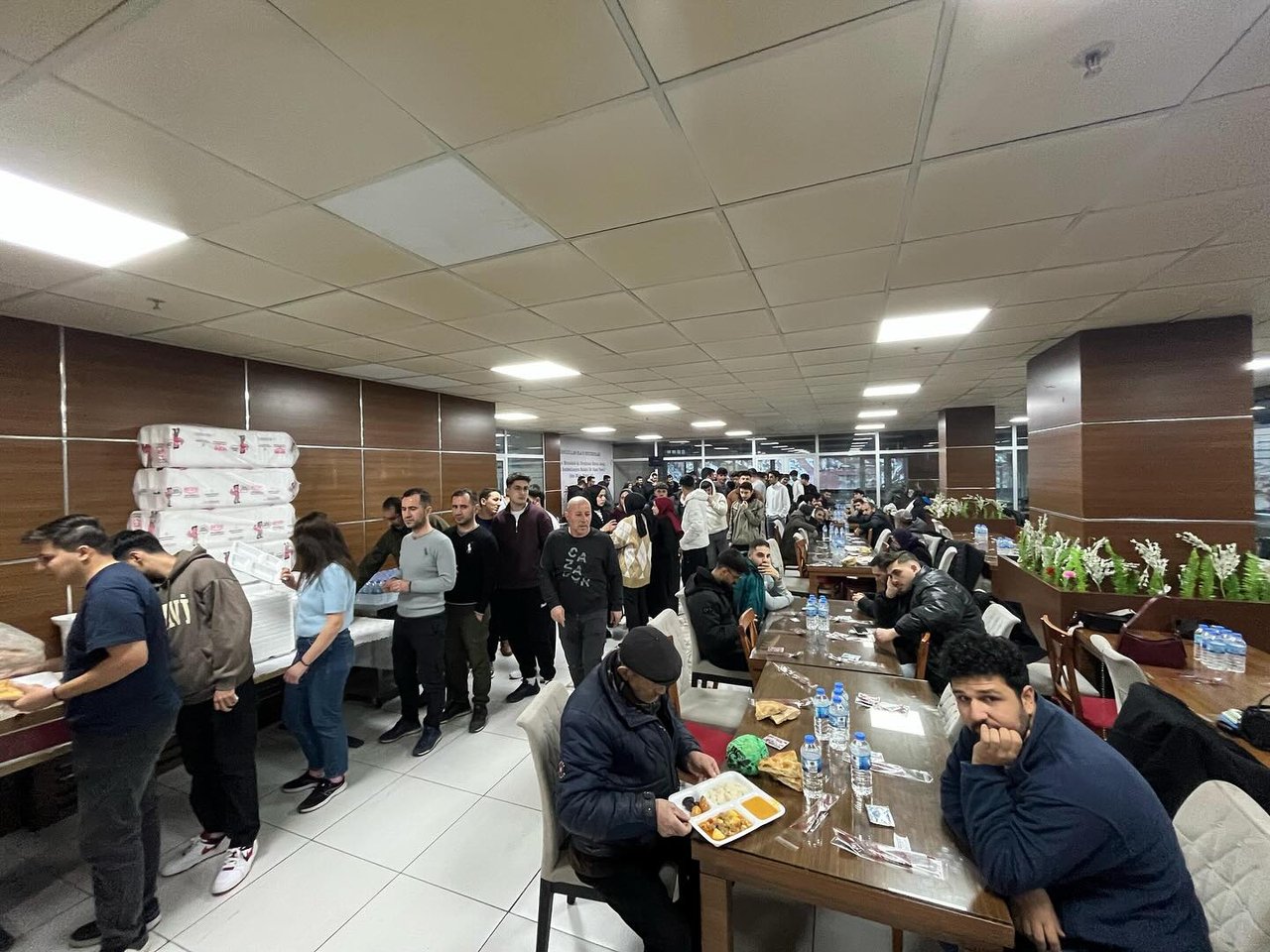 BAŞKANIMIZ, VATANDAŞLARIMIZ İLE AYNI SOFRADA BİR ARAYA GELEREK İLK İFTARINI AÇTI