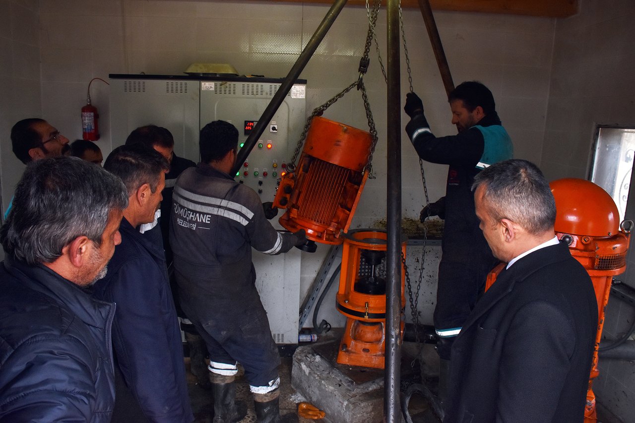 BELEDİYE BAŞKAN VEKİLİMİZ HAMZA BAYRAK, ARIZA YAPAN SU POMPASINDA YAPILAN ONARIMI İNCELEDİ