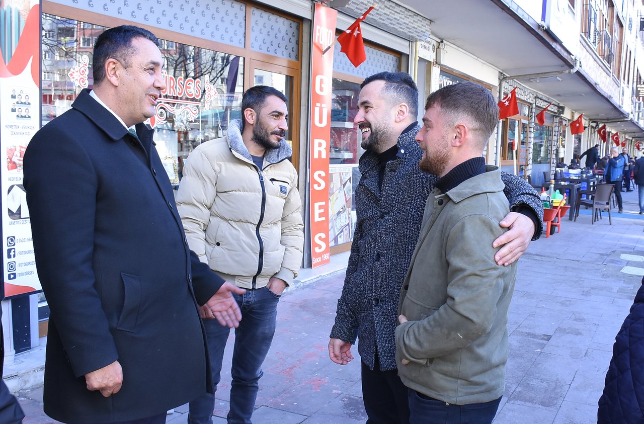 BAŞKANIMIZ, ZAFER MEYDANI VE ATATÜRK CADDEMİZDE, ESNAF VE HEMŞEHRİLERİMİZLE BİR ARAYA GELDİ