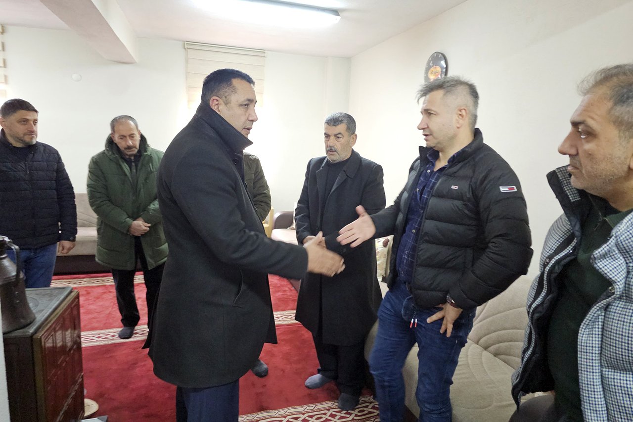 BAŞKANIMIZ, VEFAT EDEN OSMAN RAHMİ ÖZKAN’IN AİLESİ VE YAKINLARINA TAZİYE YERİNDE BULUNDU