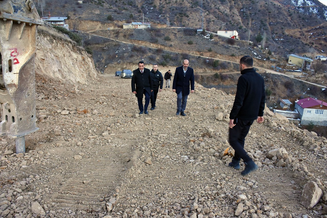 BAŞKANIMIZ, İNÖNÜ MAHALLEMİZDE SU İSALE HATTI YOL ÇALIŞMALARINI YERİNDE İNCELEDİ