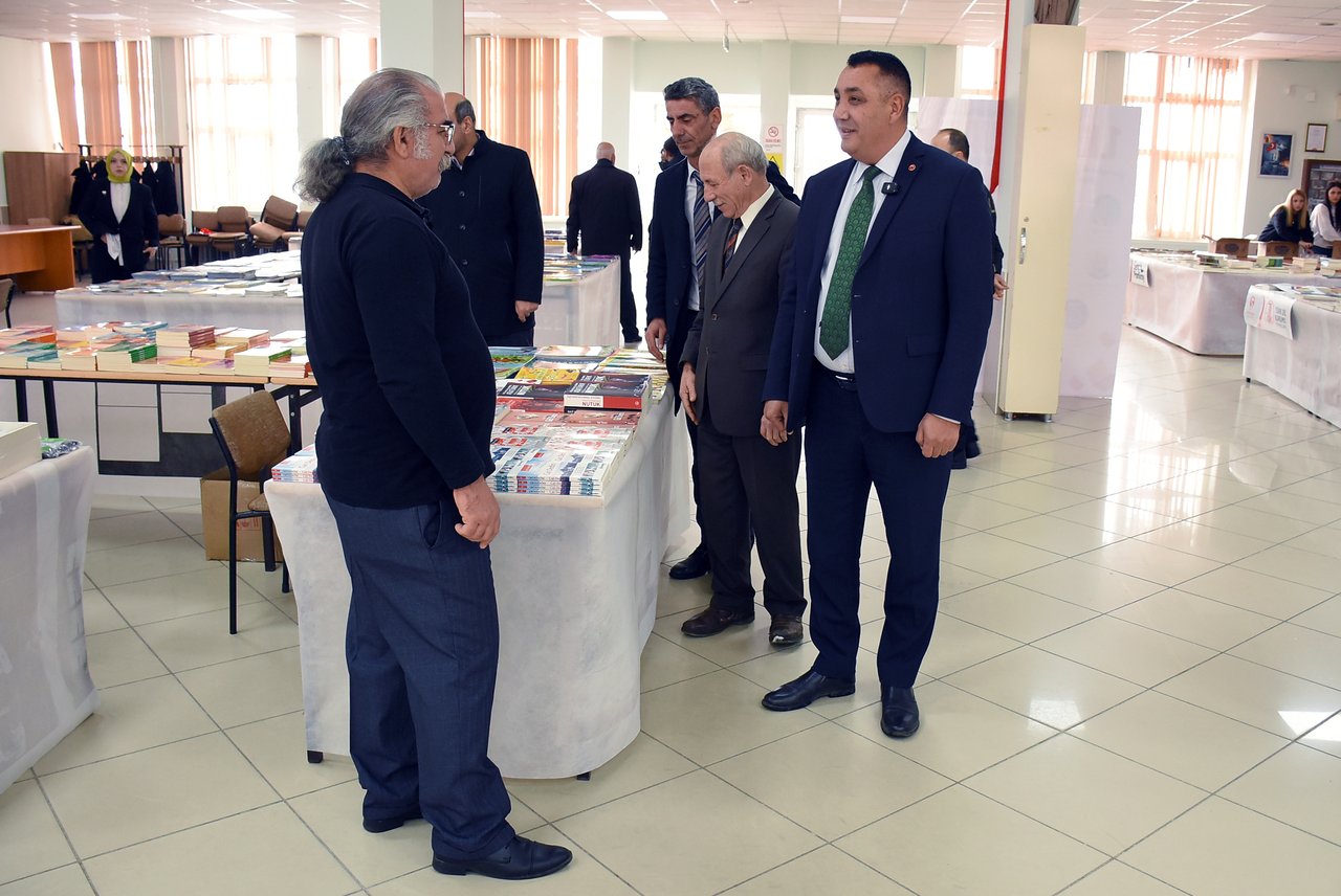 BAŞKANIMIZ, V. MAHİR KOCATÜRK ANISINA DÜZENLEDİĞİMİZ 1. KİTAP FUARI'MIZIN AÇILIŞINI GERÇEKLEŞTİRDİ