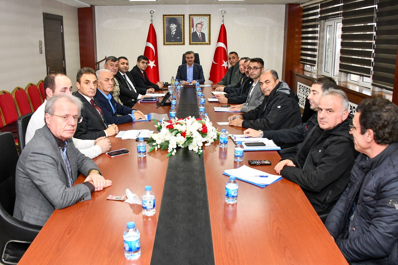 BAŞKANIMIZ, KAR YAĞIŞININ ARDINDAN İLGİLİ KURUM MÜDÜRLERİ İLE GERÇEKLEŞTİRİLEN TOPLANTIYA KATILDI