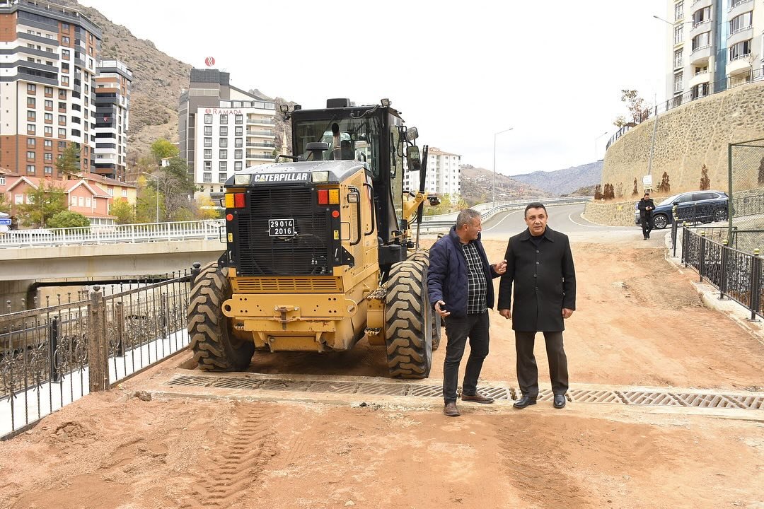 BAŞKANIMIZ, FEN İŞLERİ MÜDÜRLÜĞÜMÜZ TARAFINDAN YÜRÜTÜLEN ASFALTLAMA ÇALIŞMALARINI YERİNDE İNCELEDİ