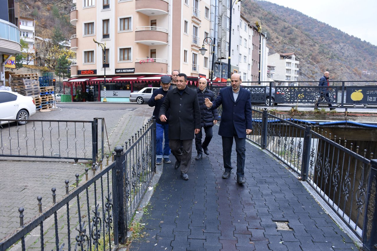 BAŞKANIMIZ, KARŞIYAKA MAHALLEMİZDE YAPMAYI PLANLADIĞIMIZ İMAR YOLU GÜZERGAHINI İNCELEDİ